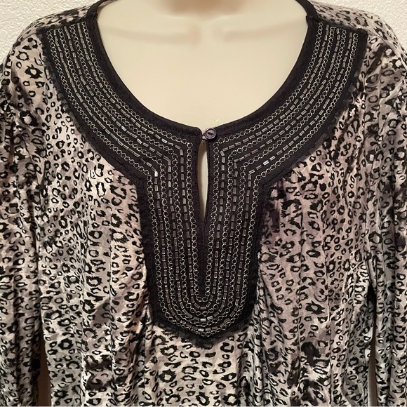 Dress Barn Women’s Animal Print size 1X Blouse Top Shirt Embellished Neckline - Picture 4 of 11
